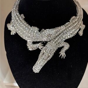 WOW !! ELEGANT SILVER RHINESTONE NECKLACE